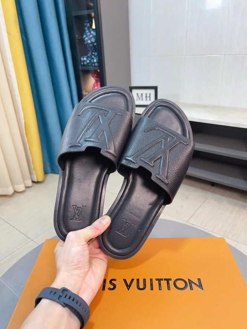 Men's shoes 💰340🌸🌸LV medium men's spring and summer slippers counter synchronization. The uppers are imported cowhide fabrics from Italy, logo graphics and high-quality craftsmanship. Soles: original soles specially provided by the original factory. Exclusive molded soles are super comfortable. Original factory single goods. 🔍🔍High quality. You can enter and exit the counter at will. Welcome to compare. Size 38-45